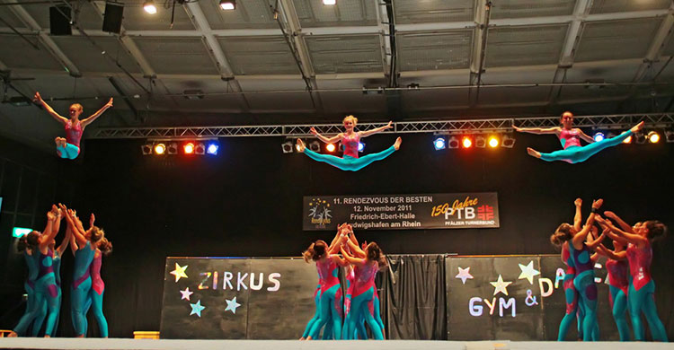 Die Eberthalle bietet RÄe für Shows und Akrobatikaufführungen.